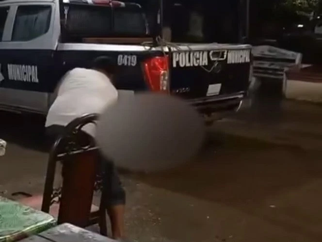Acusan a policía de golpear a perrito con un palo hasta matarlo