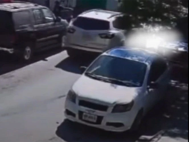 Niña corre para cruzar la calle y vehículo la atropella