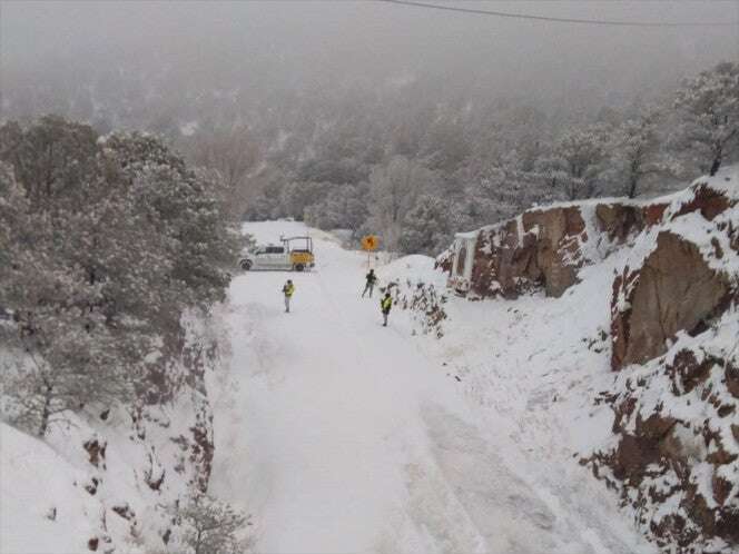 VIDEO: ¡Carreteras congeladas! Nieve aísla a comunidades en Chihuahua