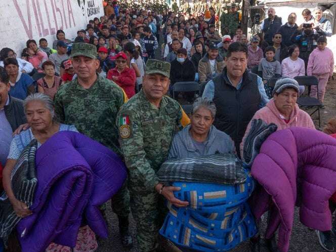 Ante bajas temperaturas, Defensa reparte cobijas a personas vulnerables en CDMX