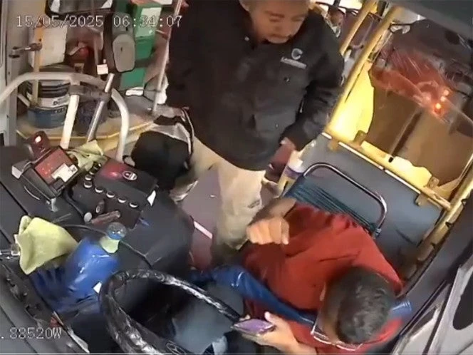 Pasajero golpea brutalmente a chofer de camión por no avanzar