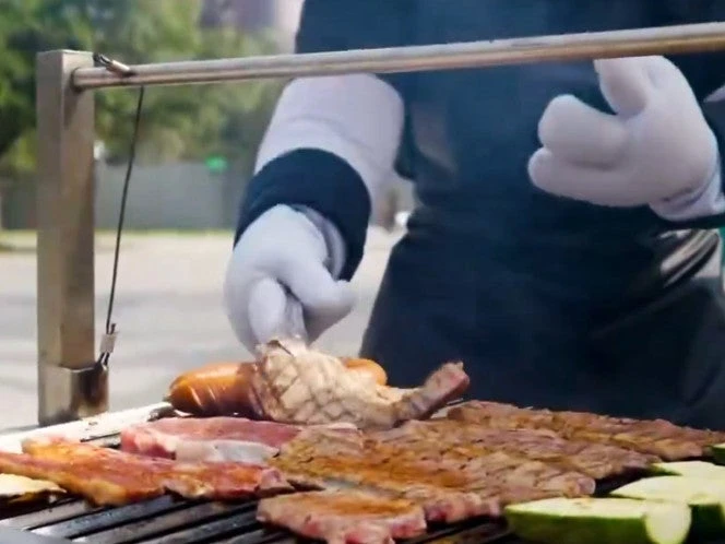 Mascotas del Mundial arman carnita asada