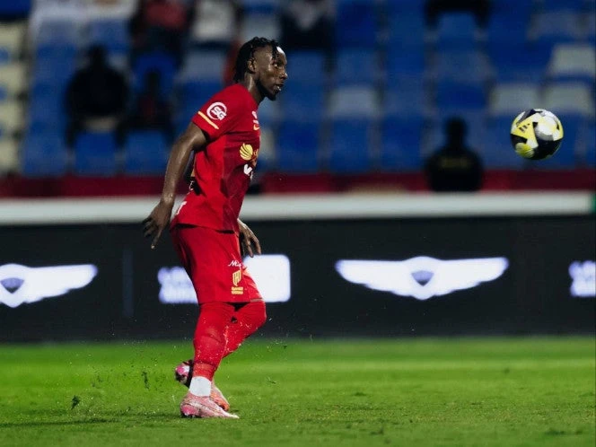 Julián Quiñones brilla con doblete en Arabia