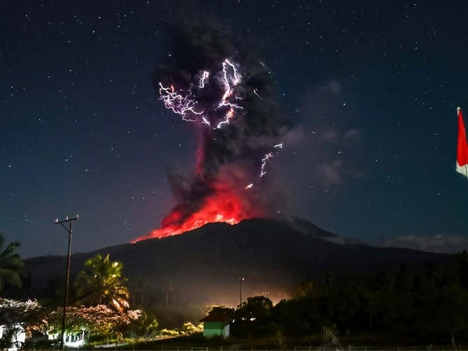 Volcán Lewotobi Laki‑Laki emite columna de ceniza de 10 km en Indonesia