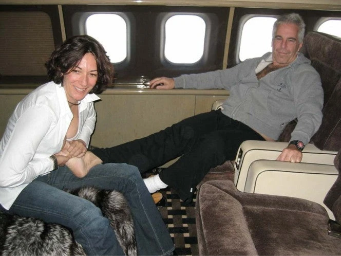 Expareja de Jeffrey Epstein es enviada a prisión de baja seguridad en Texas