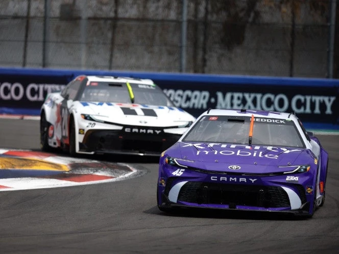 Daniel Suárez arranca con top 10 en prácticas de NASCAR Cup en México