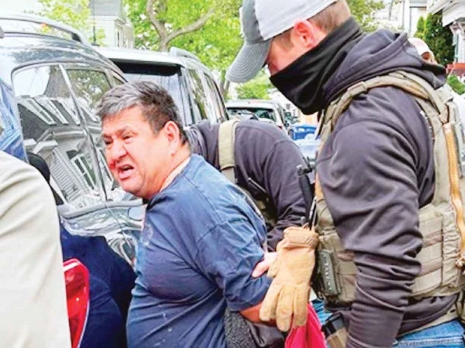 Agentes enmascarados arrestan a 1,460 migrantes