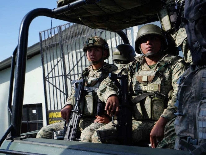 Defensa detiene a cinco presuntos delincuentes y asegura armamento en Michoacán 