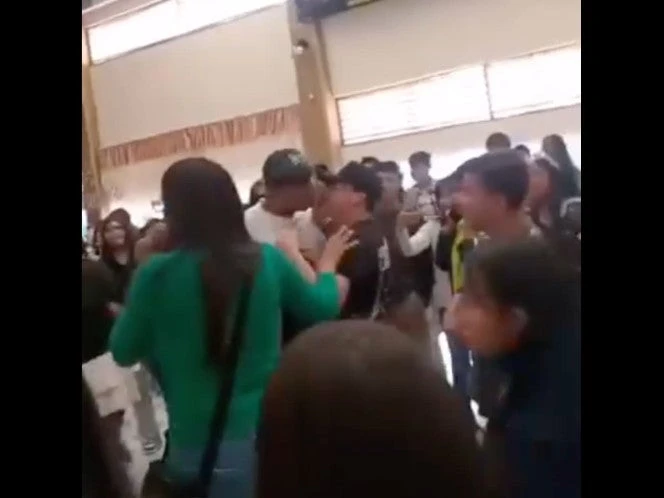 Funcionaria animó beso entre adolescetes y ahora enfrenta investigación oficial 