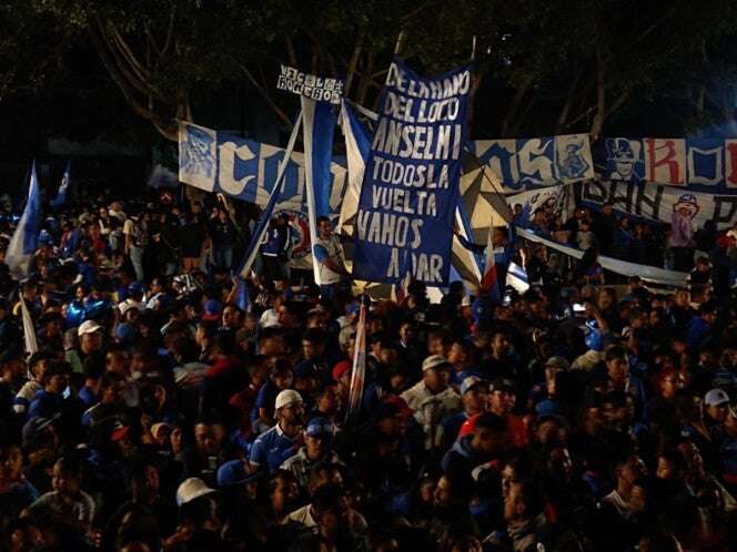 ¡Comunión celeste! Cruz Azul recibe serenata antes del duelo ante América