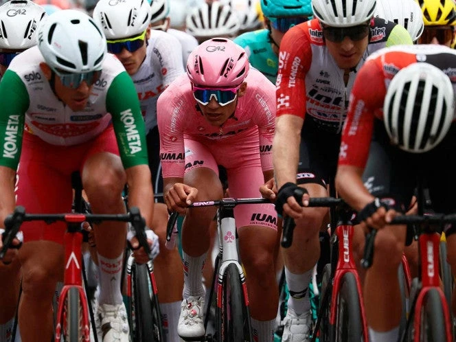 Isaac del Toro disfruta su ‘maglia’ rosa del Giro