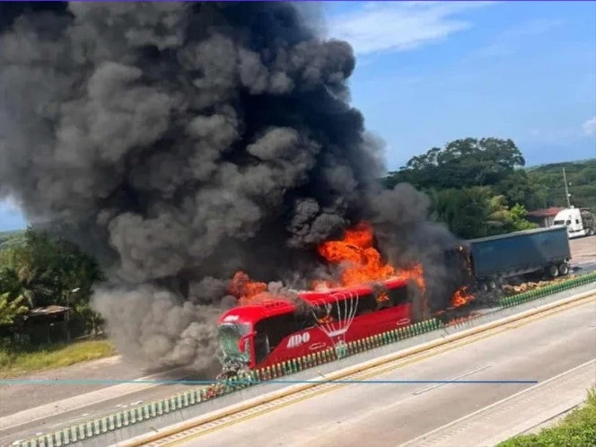 VIDEO | Se incendia autobús de ADO tras impacto de tráiler