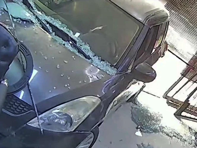 Mujer pierde control de su vehículo y se estrella contra barbería en Perú
