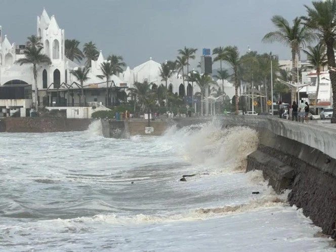 Olas de hasta tres metros ‘azotan’ costas de Sinaloa por ‘Priscilla’