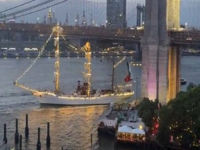 Velero Cuauhtémoc choca contra el Puente de Brooklyn  en Nueva York. VIDEO