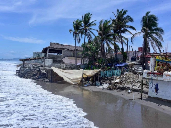 Acapulco: 'Los restaurantes quedaron reducidos a pedazos, el mar se tragó toda la playa'