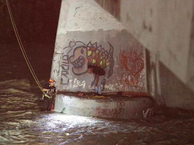 Tres personas rescatadas y 69 vehículos varados dejan lluvias en Nuevo León