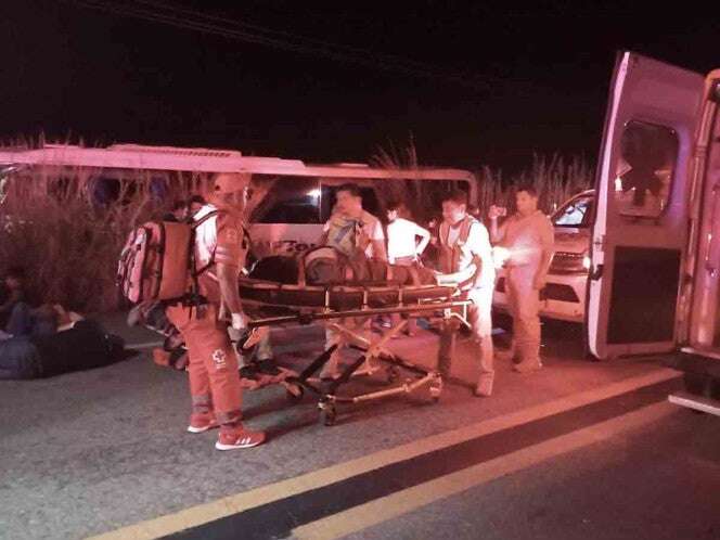 Vuelca autobús con excursionistas en la Acapulco-Zihuatanejo; 2 muertos