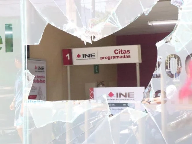 Anarquistas vandalizan sedes del PRI y del INE