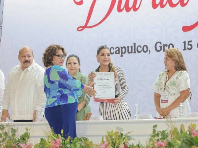 Evelyn Salgado reconoce labor de docentes guerrerenses 