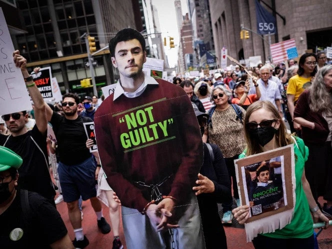 Multitudinaria protesta en Nueva York contra Trump en defensa de la democracia