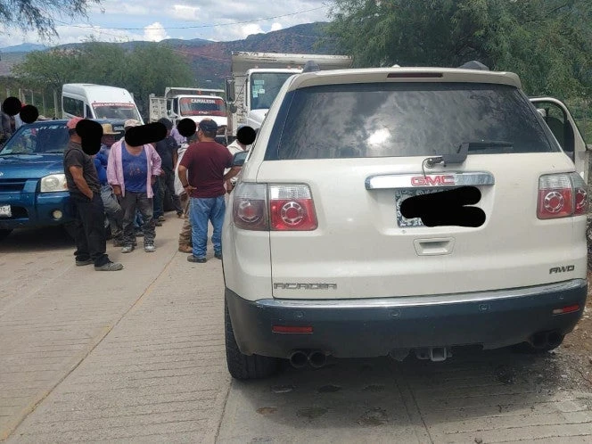 Golpean y queman a presuntos cobradores de préstamos 'gota a gota'