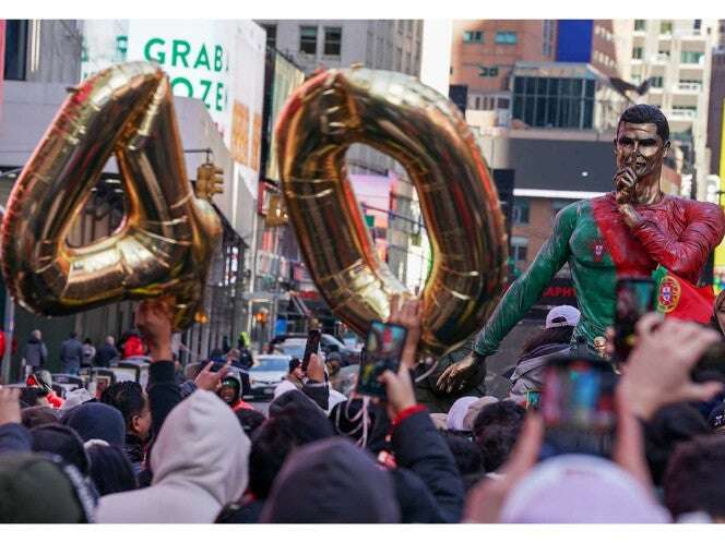 Develan estatua de CR7; 'El Bicho' celebra su cumpleaños número 40