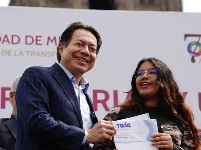 SEP entrega becas a universitarios
