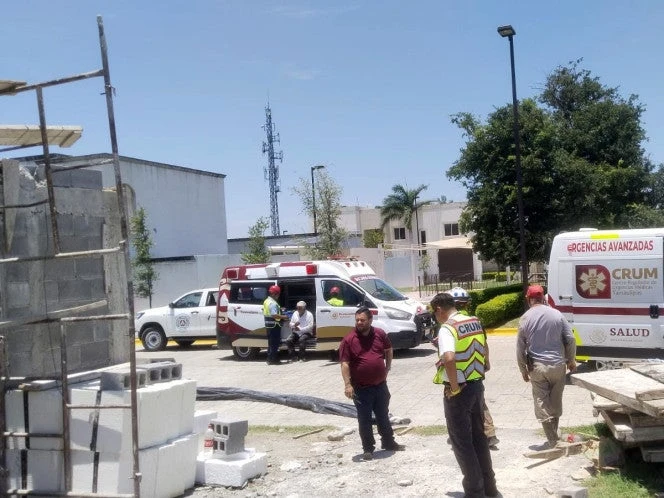 Cimbra colapsa y cae sobre cinco albañiles