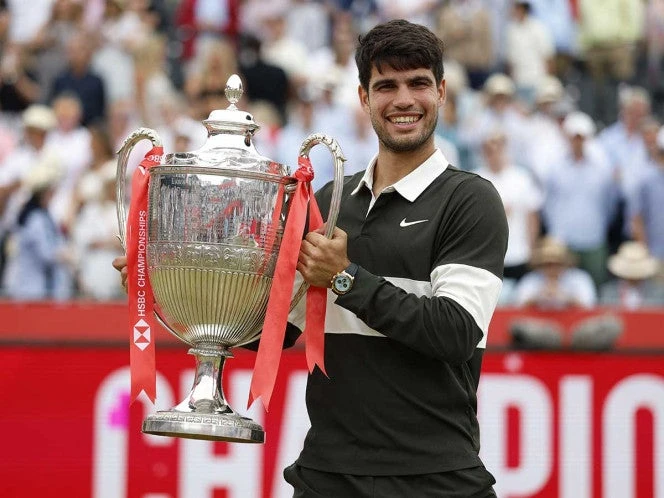Carlos Alcaraz conquista Queen's y llegará fino a Wimbledon