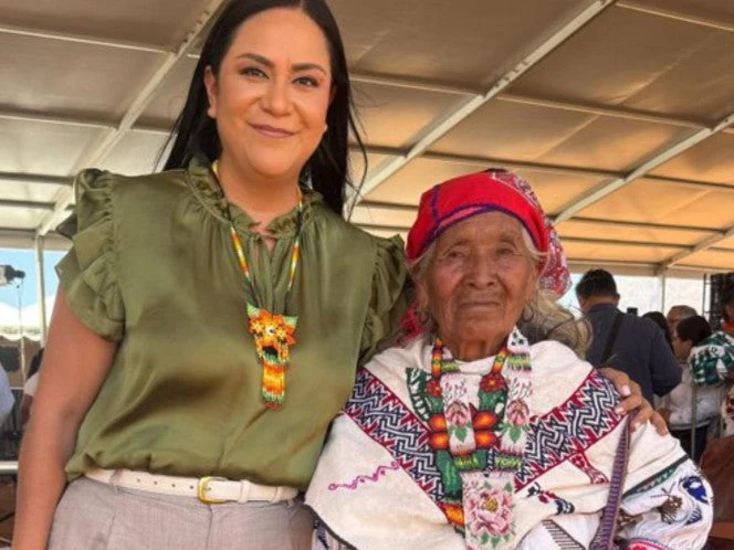 María, mujer wixárika, recibe su Pensión del Bienestar