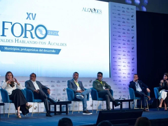 Andrés Mijes presenta modelo digital de Escobedo en foro nacional