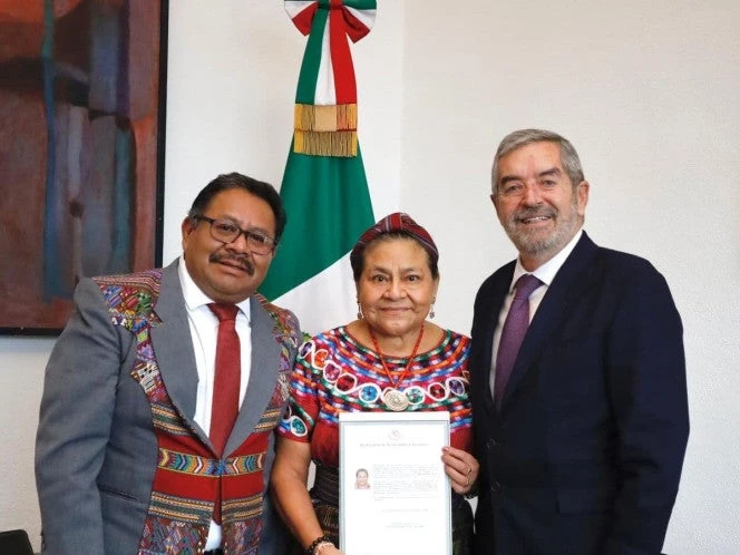 Rigoberta Menchú recibe la nacionalidad mexicana y es reconocida por la SRE