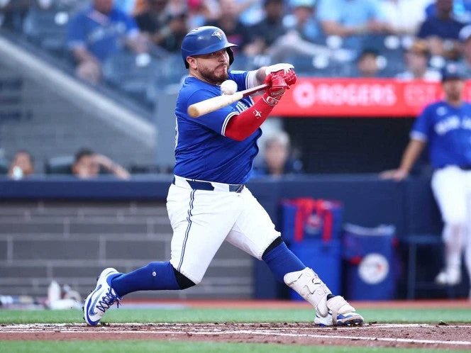 Azulejos empatan a Yankees en el liderato, Kirk impulsó dos carreras