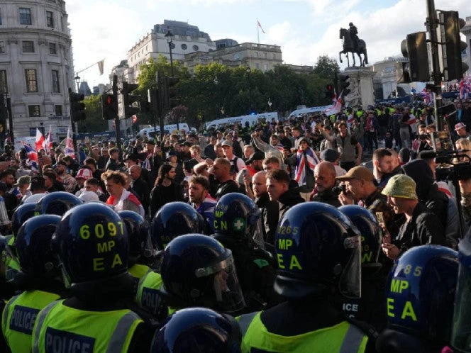 Manifestación masiva de ultraderecha en Reino Unido; 25 detenidos y 26 policías heridos