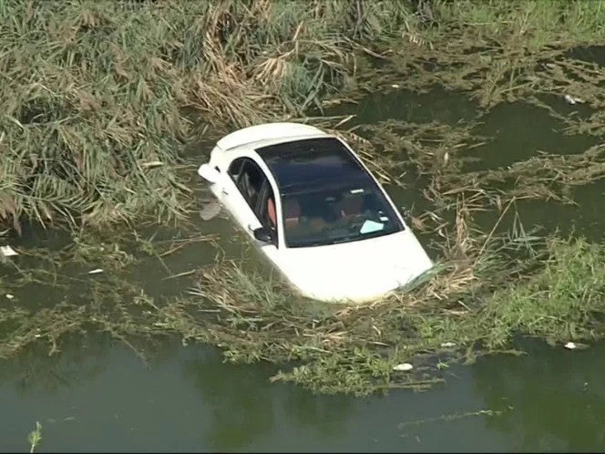 Niñera confude los pedales mientras manejaba... y su coche cayó en un lago