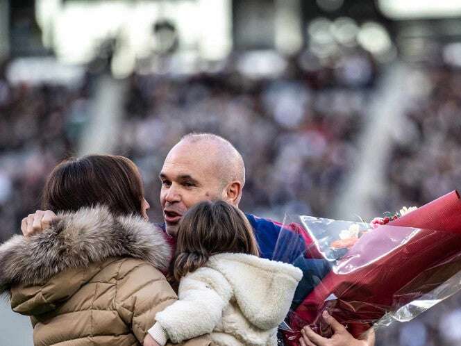 Andrés Iniesta se ‘despide’ ante 45,000 espectadores en Tokio