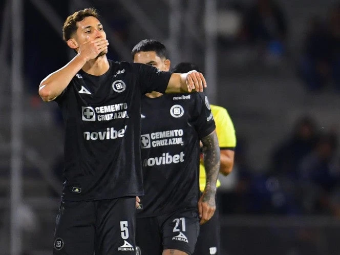 Cruz Azul estrena uniforme, gana y amarra Liguilla directa