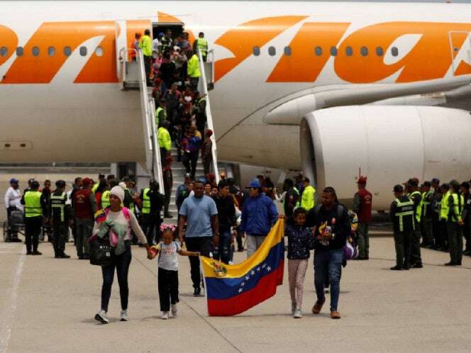 Llegan a Venezuela 311 deportados en vuelo desde México