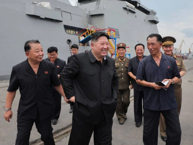Líder norcoreano elogia a su 