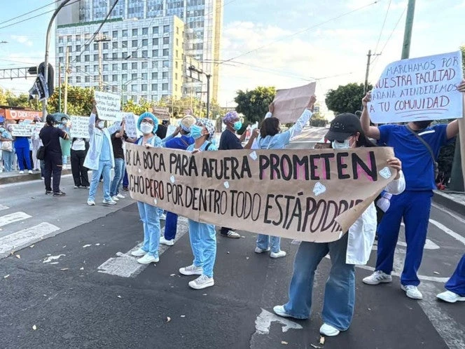Alumnos de la Facultad de Odontología bloquearon Insurgentes Sur