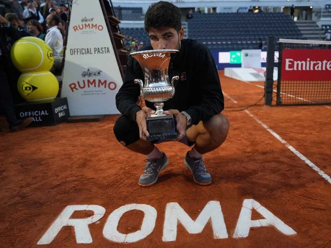 Carlos Alcaraz acecha a Jannik Sinner en la cima de la ATP
