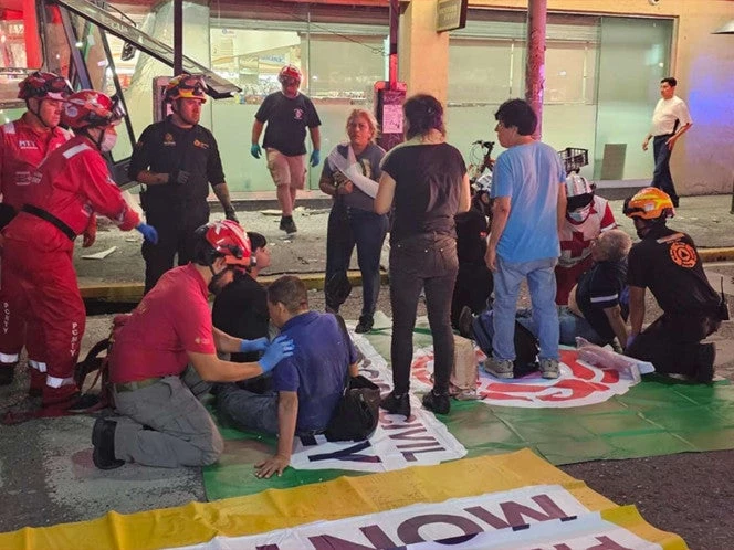 Choque entre camión y auto deja 12 lesionados en Monterrey