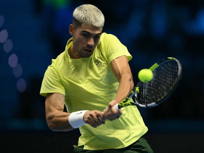 Carlos Alcaraz inicia firme en las Finales ATP 2025
