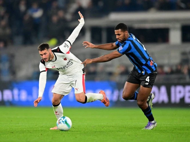 Santi Gimenez sale lesionado en empate del Milan