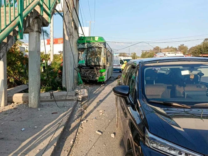 Choque de camión de pasajeros en Nuevo León deja 13 heridos