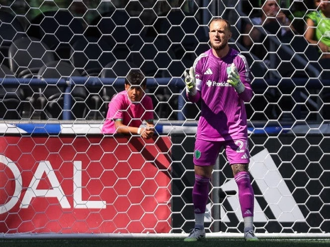 Stefan Frei sale en ambulancia tras dramático rodillazo en la cabeza