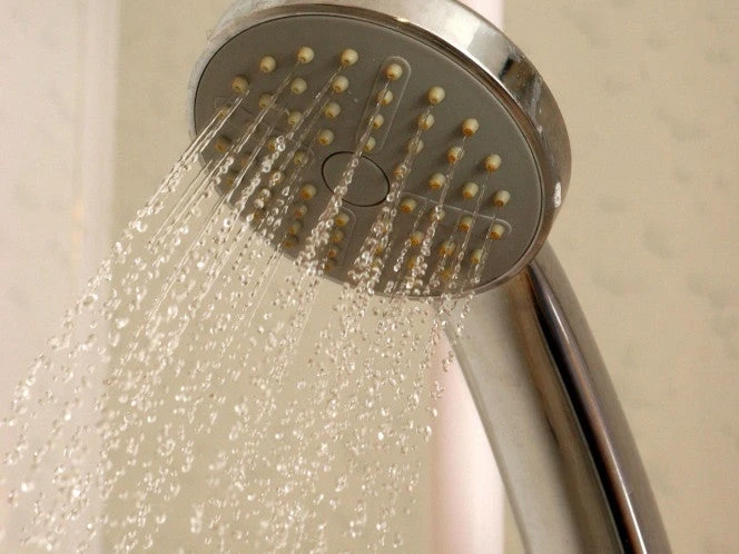 ¿Qué le pasa a tu piel si te bañas con agua muy caliente?