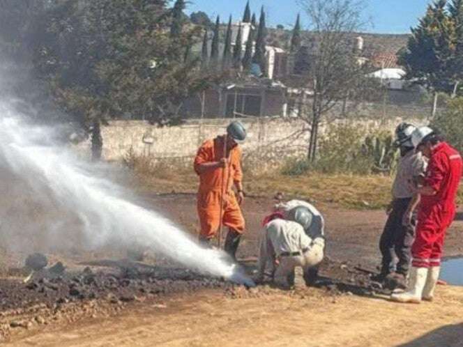 Fuga por huachicol provoca evacuación, fuerza del chorro alcanzó los 10 metros