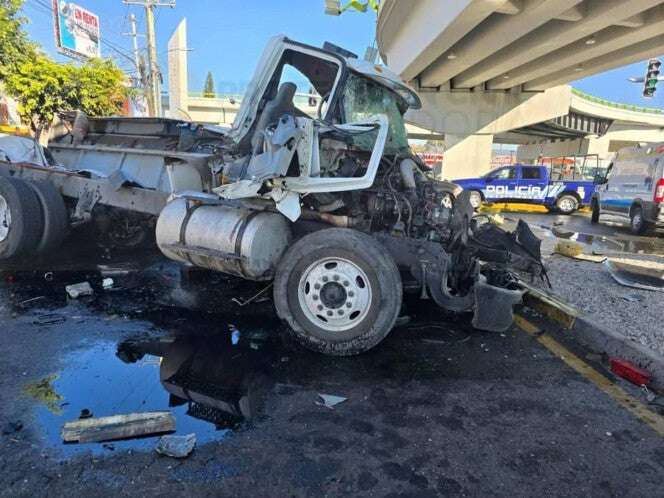 Pipa cae desde puente y aplasta a cuatro coches